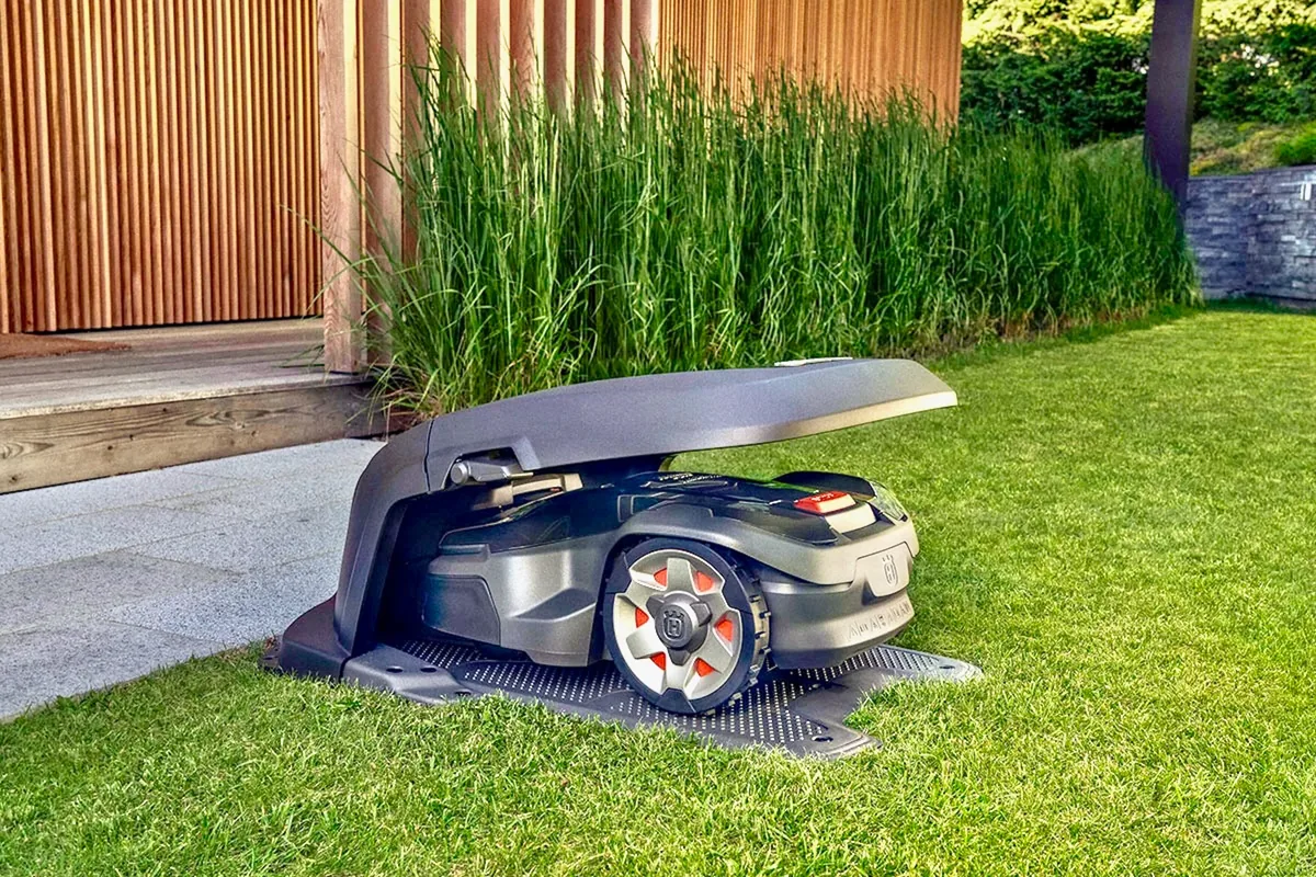 Robot tallagespa Husqvarna a la seva estació de càrrega